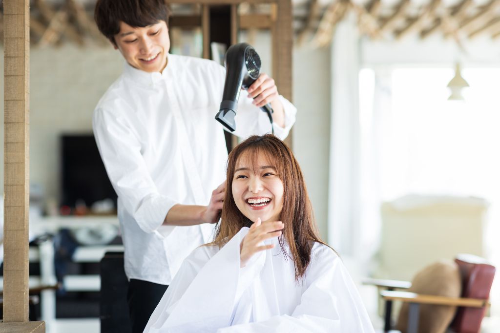 ヘアサロンで施術を受ける女性と美容師